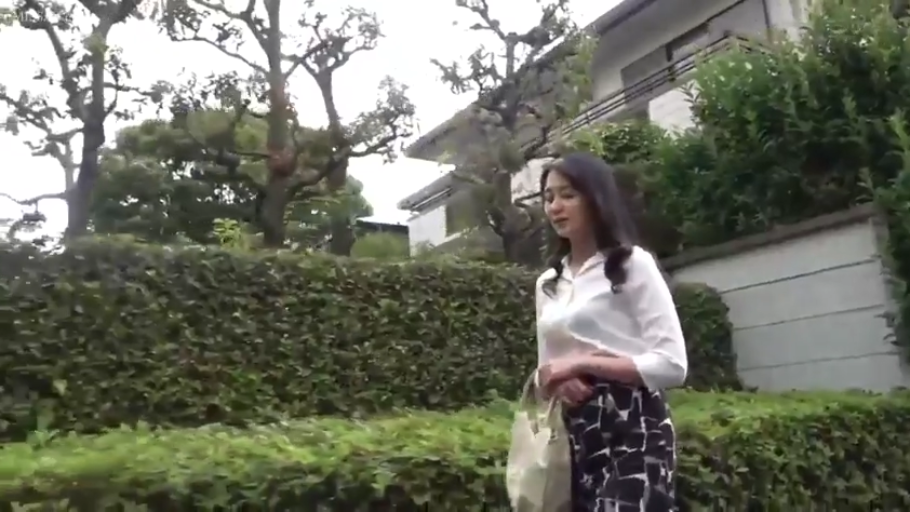 全景 · 平静 · Handbag · 行走 · Mature woman · 散步 · Outdoor street · 白色衬衫与碎花长裙