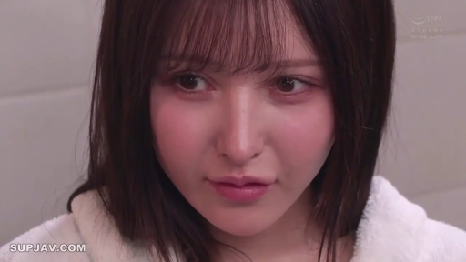 室内 · 顔のクローズアップ · 凝視 · 长发 · 正面 · 白色浴袍 · 脸红