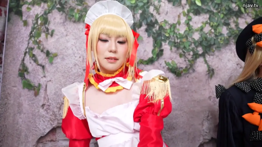 室内 · 角色扮演 · 站立 · 自然 · 半身 · 注视 · 女仆装 · 发饰