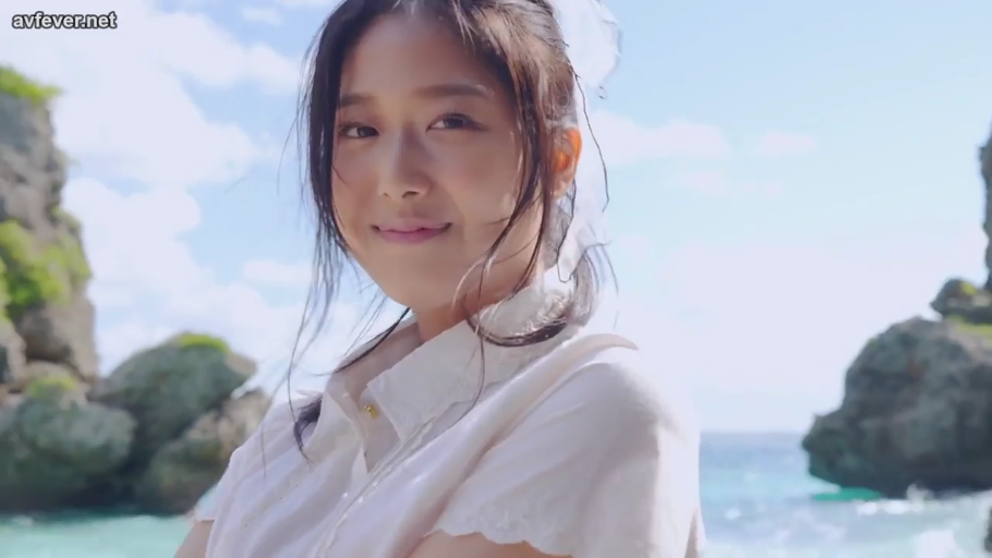 开朗 · 回眸 · 微笑 · 白色衬衫 · 面部特写 · 海边 · 礁石