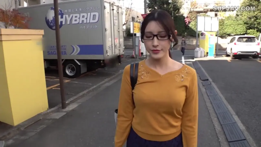 メガネ · 站立 · 平静 · 半身 · 行走 · 户外街道 · 黄色毛衣 · 货车背景