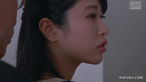 室内 · 侧面 · 交谈 · 严肃 · 脸部特写 · 侧头 · 浅色上衣