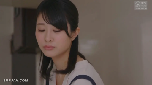 室内 · 忧郁 · 面部特写 · 凝视 · 亚洲女性 · 围裙 · 侧头