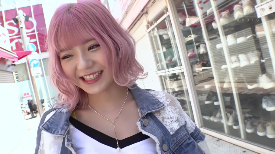 站立 · 半身 · 街道 · 牛仔外套