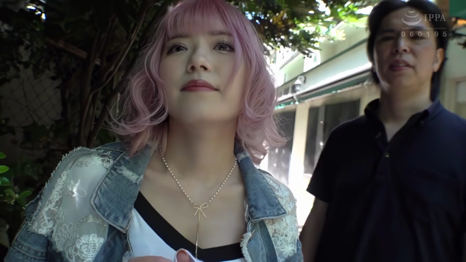 站立 · 项链 · 近景 · 户外 · 牛仔外套 · 仰望 · 恬静 · 粉发