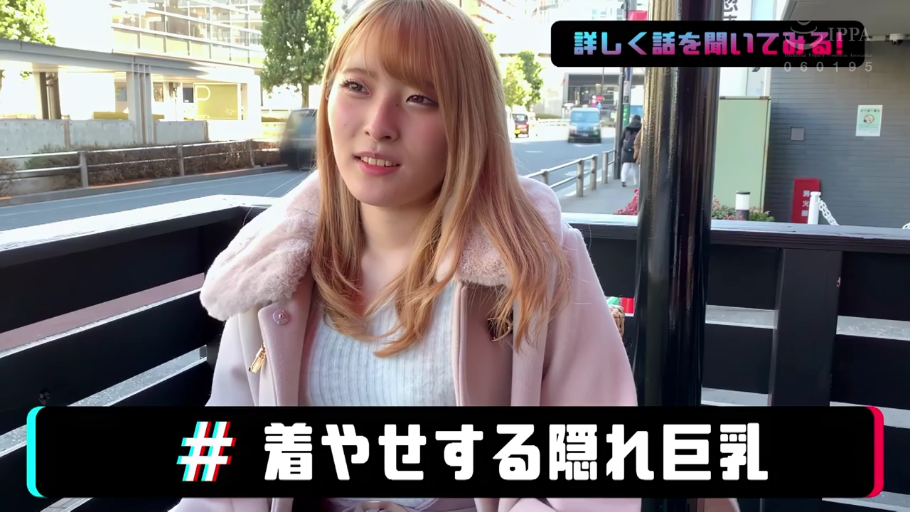 上半身特写 · 自然平静 · 路边露台 · 浅色针织内搭
