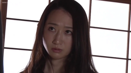 和室 · 脸部特写 · 站立 · 障子门 · 凝视 · 居家服 · 亚洲女性 · 忧虑