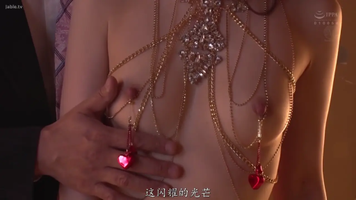 室内 · 胸部特写 · 站立 · 被抚摸 · 男性的手 · 乳饰 · 未显示 · 珠宝