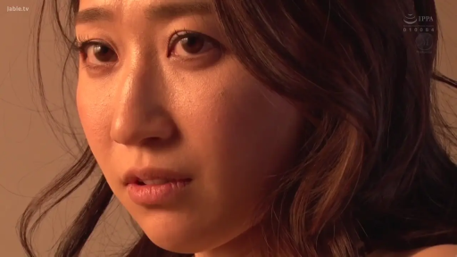 室内 · 忧郁 · 面部特写 · 注视 · 裸露 · 侧卧 · 暖色调