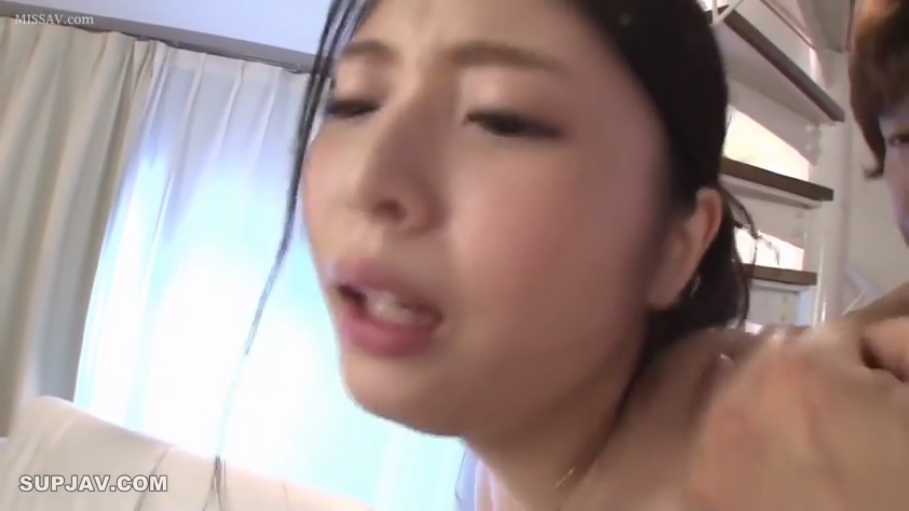 全身 · 自然 · 街道 · 行走 · 常服 · 日间 · 撑伞拉箱 · 伞
