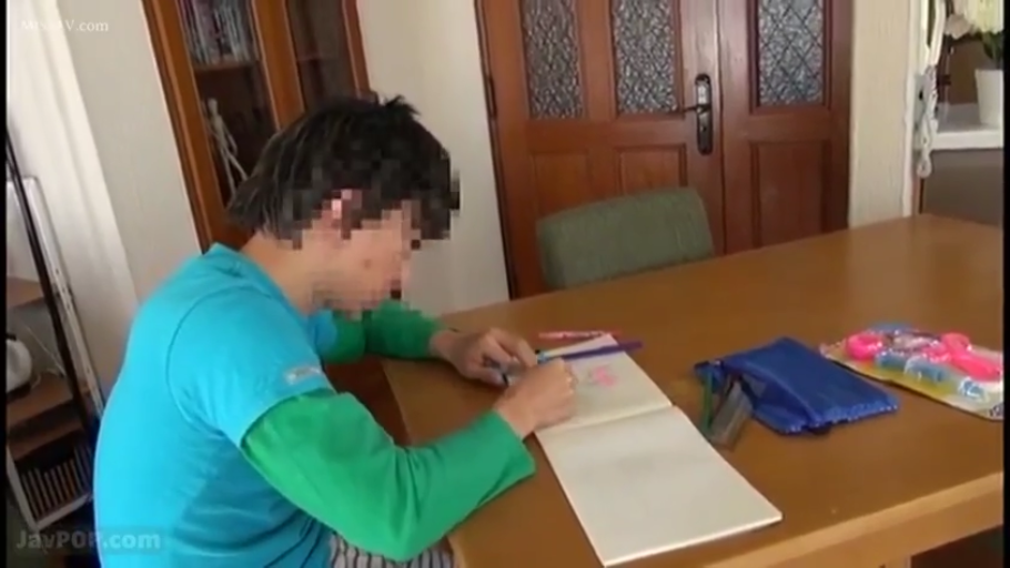 男性 · 面部模糊 · 侧面中景 · 居家室内 · 笔记本 · 伏案坐姿 · 运动长袖 · 绘画写字