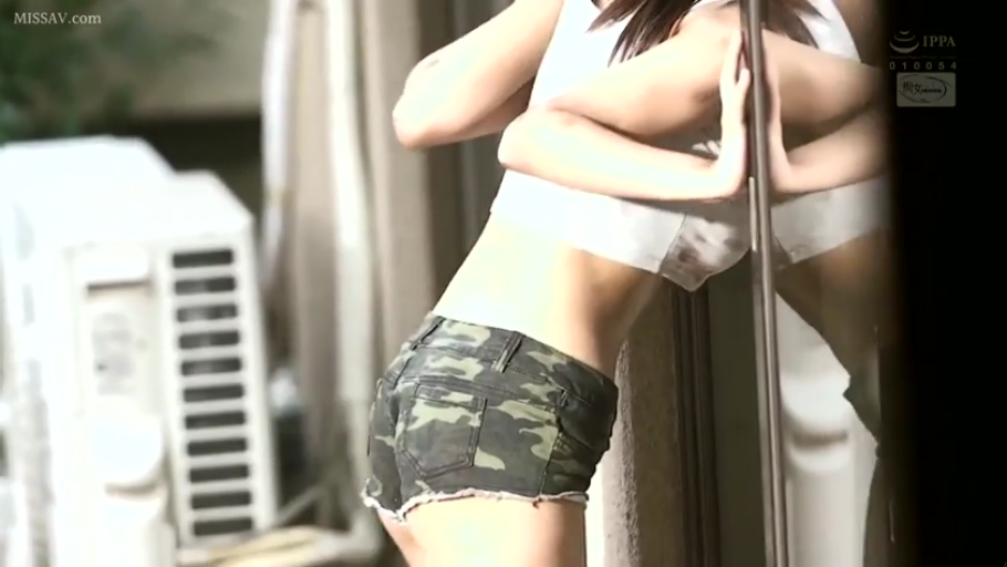 迷彩热裤 · 站立靠墙 · 阳台 · 空调外机 · 户外背景 · 展示身材 · 腰背部特写