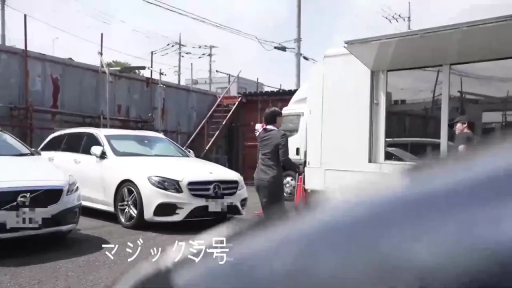 站立 · 露底 · 下半身特写 · 掀裙子 · 浴袍 · 肉色内裤 · 温泉池边