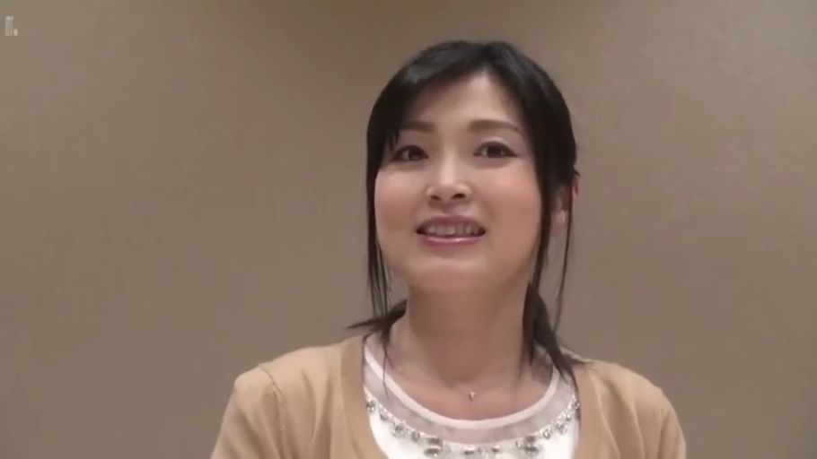 室内 · 微笑 · 面部特写 · 针织衫 · 注视镜头 · 熟女 · 正面