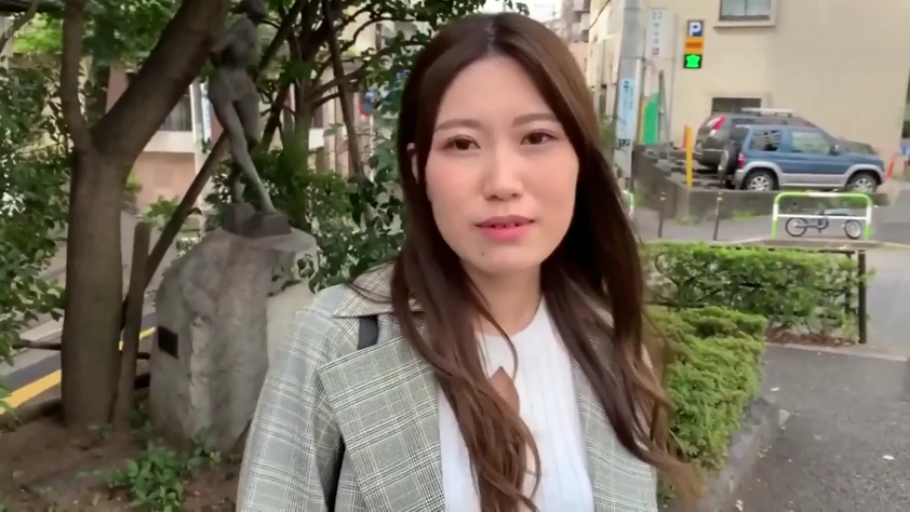 中景 · 站姿 · 自然 · 室外 · 街拍 · 格子大衣 · 录制访谈