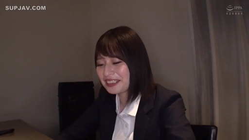 室内 · 座り姿勢 · 会話 · 微笑 · 半身 · ビジネススーツ · 椅子 · ショートヘア