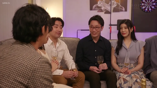 室内 · 俯身 · 巨乳 · 中景 · 微笑 · 互动 · 深灰色紧身长袖