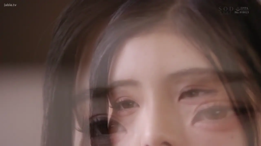 室內 · 臉部特寫 · 迷離 · 仰臥 · 裸體 · 凝视 · 重影