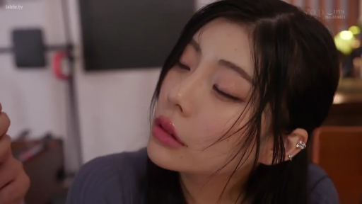 室内 · 脸部特写 · 蓝色上衣 · 侧头