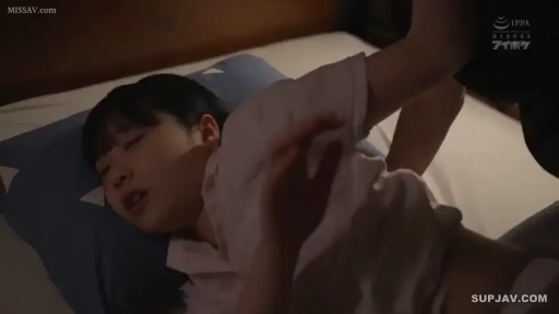 面部 · 卧室 · 迷离 · 枕头 · 仰卧 · 抚摸 · 睡衣 · 室内照明