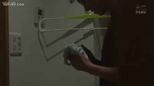 室内 · 专注 · 手部 · 昏暗 · T恤 · 侧站 · 女式内裤 · 偷嗅内裤