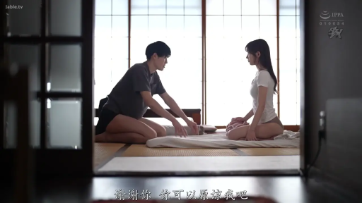 Indoor · Serious · Whole body · Japanese-style room · Eye contact · 床垫 · 灰T恤 · 对坐