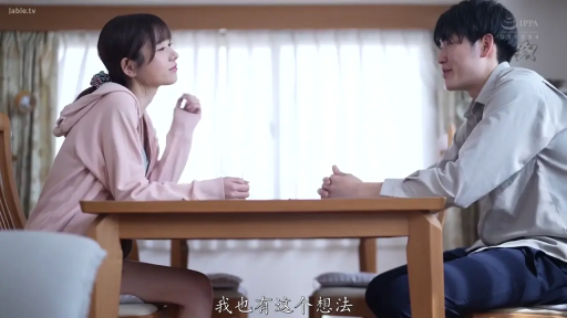 室内 · 坐姿 · 中景 · 微笑 · 聊天 · 休闲服