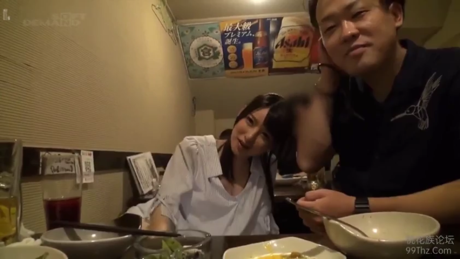 座り姿勢 · 微笑 · シャツ · 交流 · 居酒屋 · 素人 · 酒水