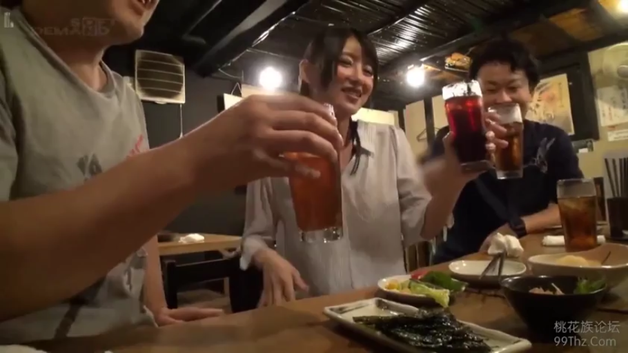 坐姿 · 微笑 · 酒杯 · 衬衫 · 居酒屋 · 干杯