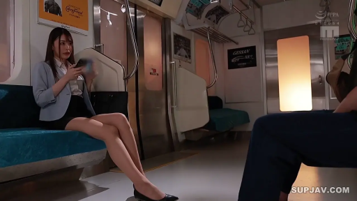 坐姿 · 全景 · 自然 · 职场女性 · 手机 · 地鐵 · OL制服 · 玩手機