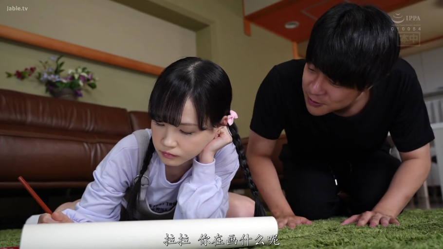 专注 · 中景 · 趴姿 · 客厅 · 居家 · 背带裙 · 画纸 · 绘画