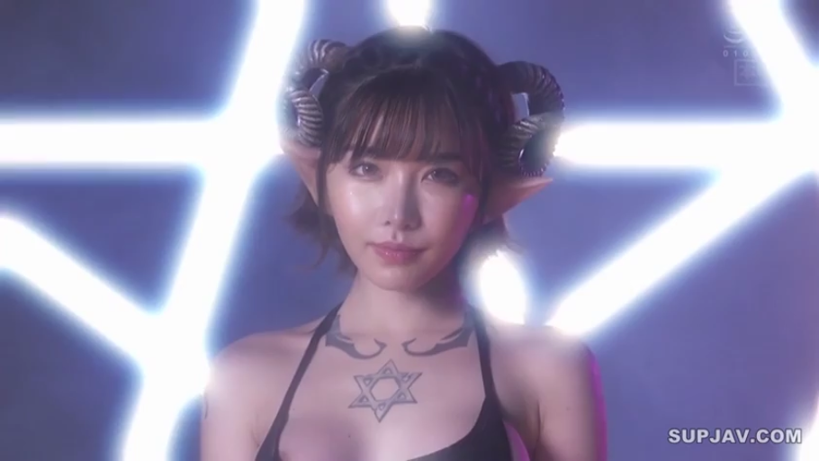 上半身特写 · Studio · Stand facing front · Stare at the lens · 诱惑神情 · 黑色挂脖比基尼