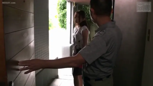 站立 · 平静 · 引导 · 剧情 · 裙子 · 门 · 门口