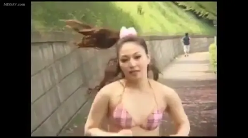 Whole body · 自然 · 户外公园 · 粉色比基尼 · 奔跑 · 低清画质 · 跑步姿势