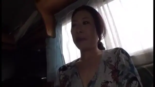 室内 · 站立 · 半身特写 · 凝视 · 熟女 · 碎花上衣 · 淡漠