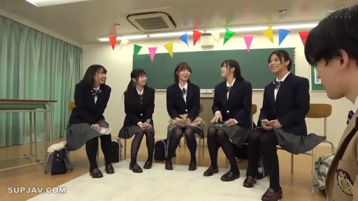 Classroom · Student uniform · Horizon · 多人 · 认真 · 围坐 · 钞票 · 商量