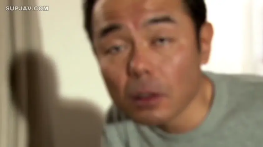 Indoor · Bend over · Close-up of the face · Hazy · Stare · Gray T-shirt · 大叔