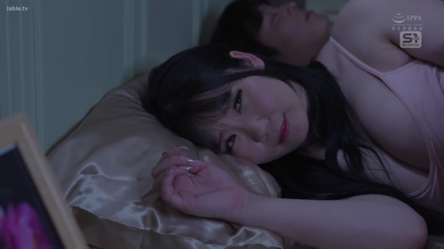 顔 · 寝室 · 微笑 · 枕头 · 注視 · ピンクの吊り帯 · 横向き