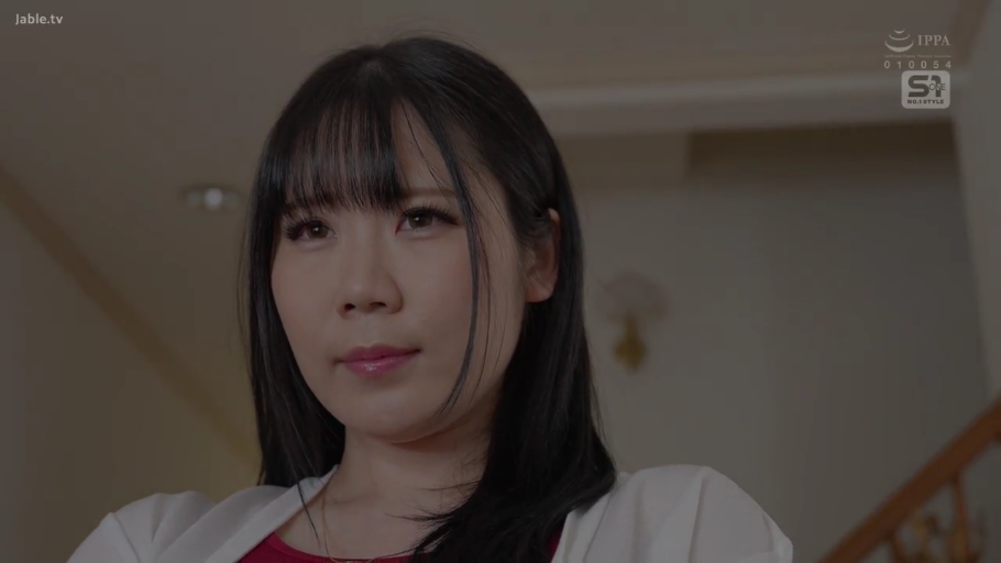 室内 · 顔部のクローズアップ · 平静 · 注視 · 白色开衫 · 正面 · 黒髪ストレート