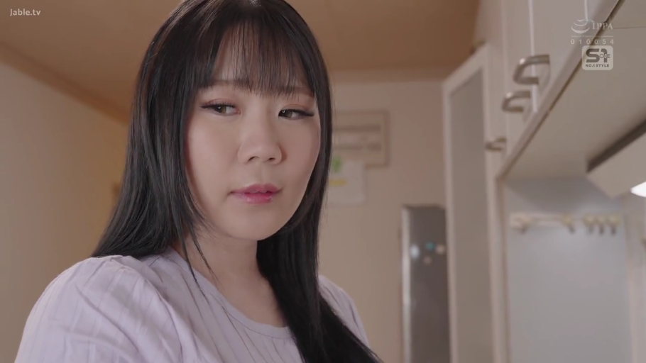 Stand · 平静 · 面部特写 · Kitchen · Stare · 橱柜 · 长发 · 淡紫色上衣