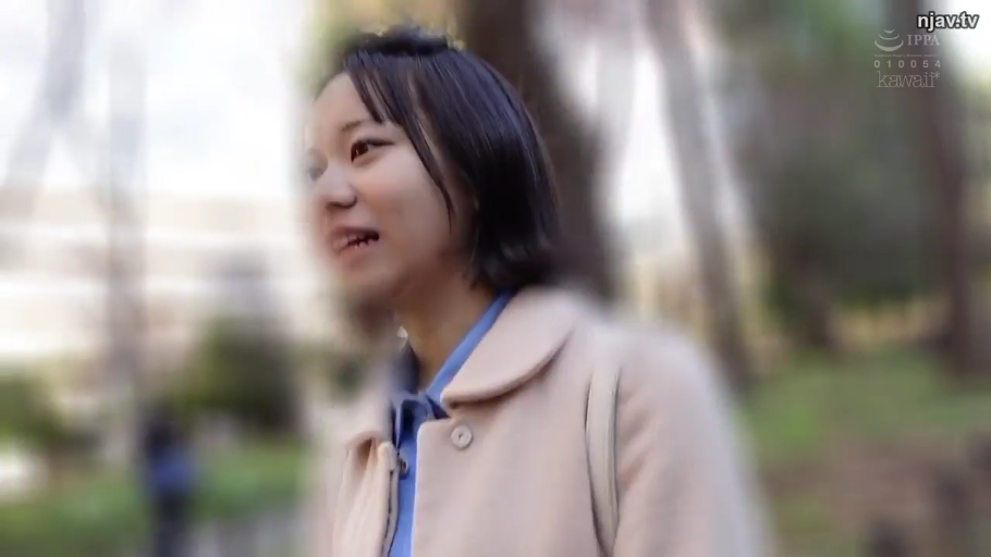 室内 · 面部 · 字幕 · 微笑 · 正坐 · 注视 · 裸肩