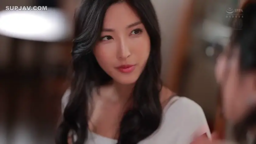 Indoor · Close-up of the face · Stare · 妩媚 · 侧头 · 长卷发 · 白色低胸装