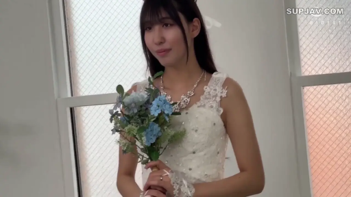 Indoor · Display · Smile · 上半身特写 · 婚纱 · Bouquet · 持花站立