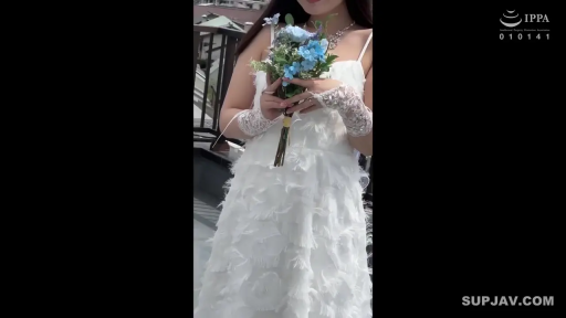 站立 · 微笑 · 半身 · 屋外 · 持花 · 花束 · 白色婚纱 · 婚礼