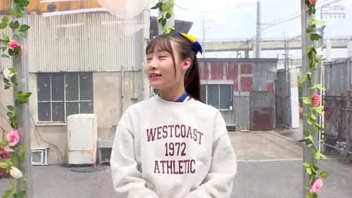 站立 · 半身 · 互动 · 惊讶 · 综艺节目 · 泳装 · 计分板 · 录影棚