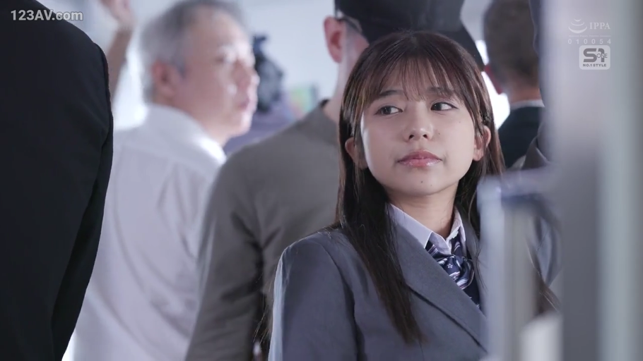 忧郁 · 站立 · 扶手 · JK制服 · 中景特写 · 剧情题材 · 满员电车 · 乘车中