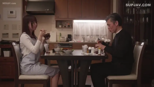 座り姿勢 · 全景 · 自然 · プロット · 薬瓶 · 餐厅 · 食事 · エプロン