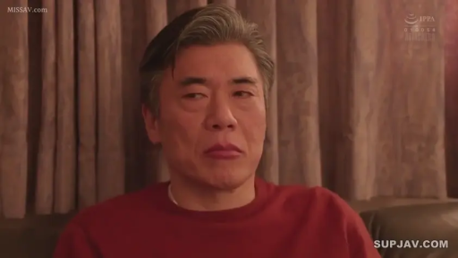 室內 · 坐姿 · 嚴肅 · 面部 · 注視 · 红色毛衣 · 中年人