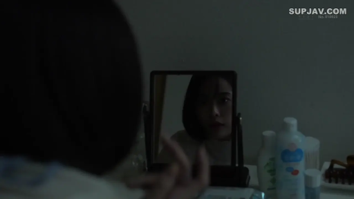 坐姿 · 忧郁 · 便服 · 剪影 · 梳妆台 · 照镜子 · 化妆品 · 镜面特写