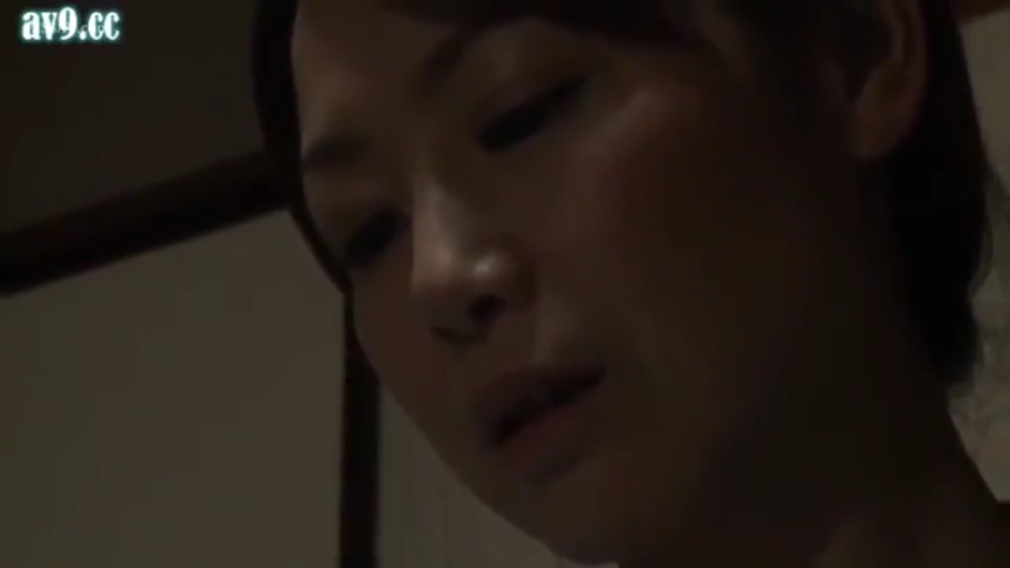 病床 · 掀起上衣 · 红色边框眼镜 · 眼镜 · 兴奋 · 成人内容 · 卧姿 · 脸部及胸部特写